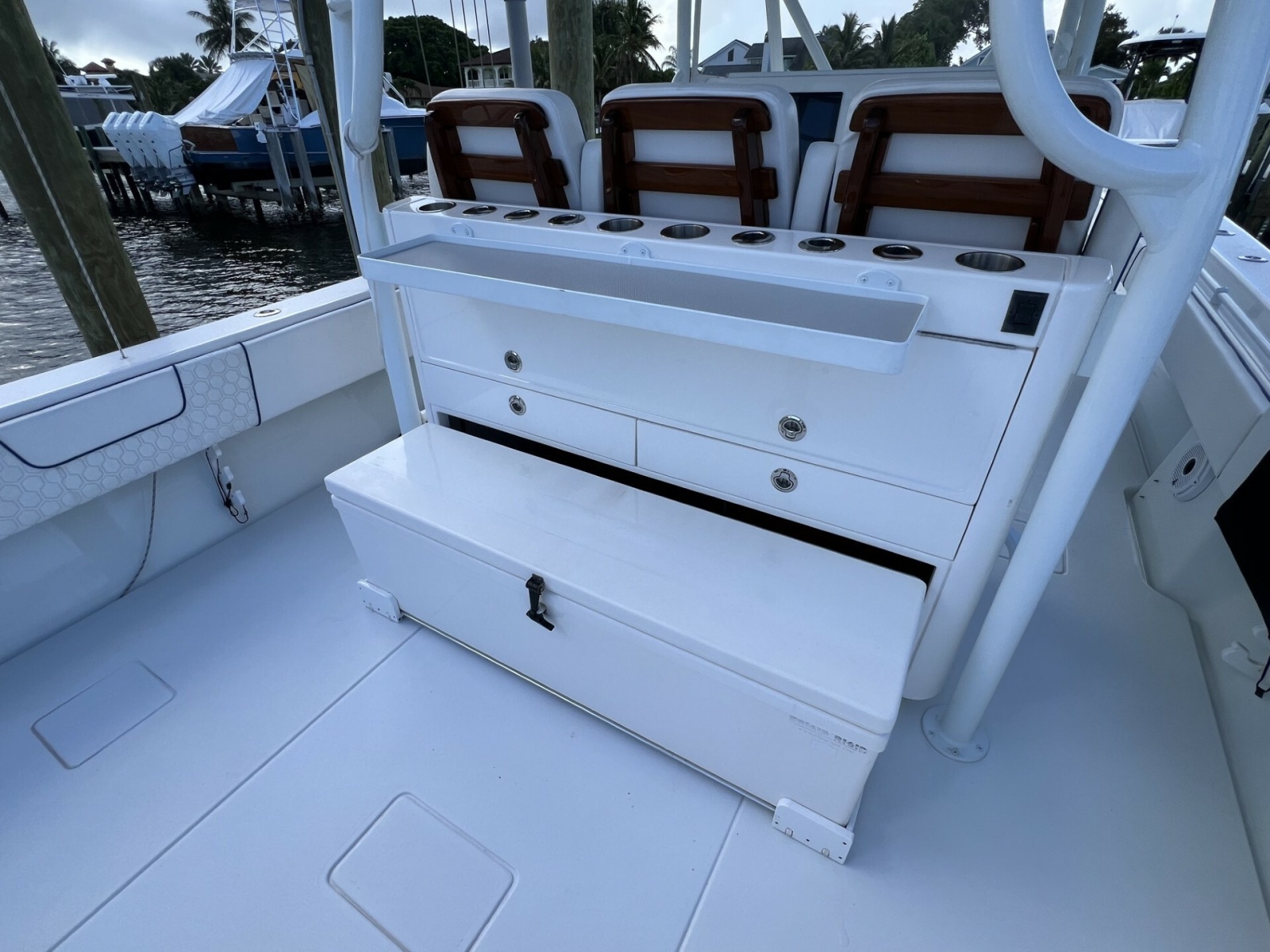 Contender 44 NAUTI GIRL - Cockpit