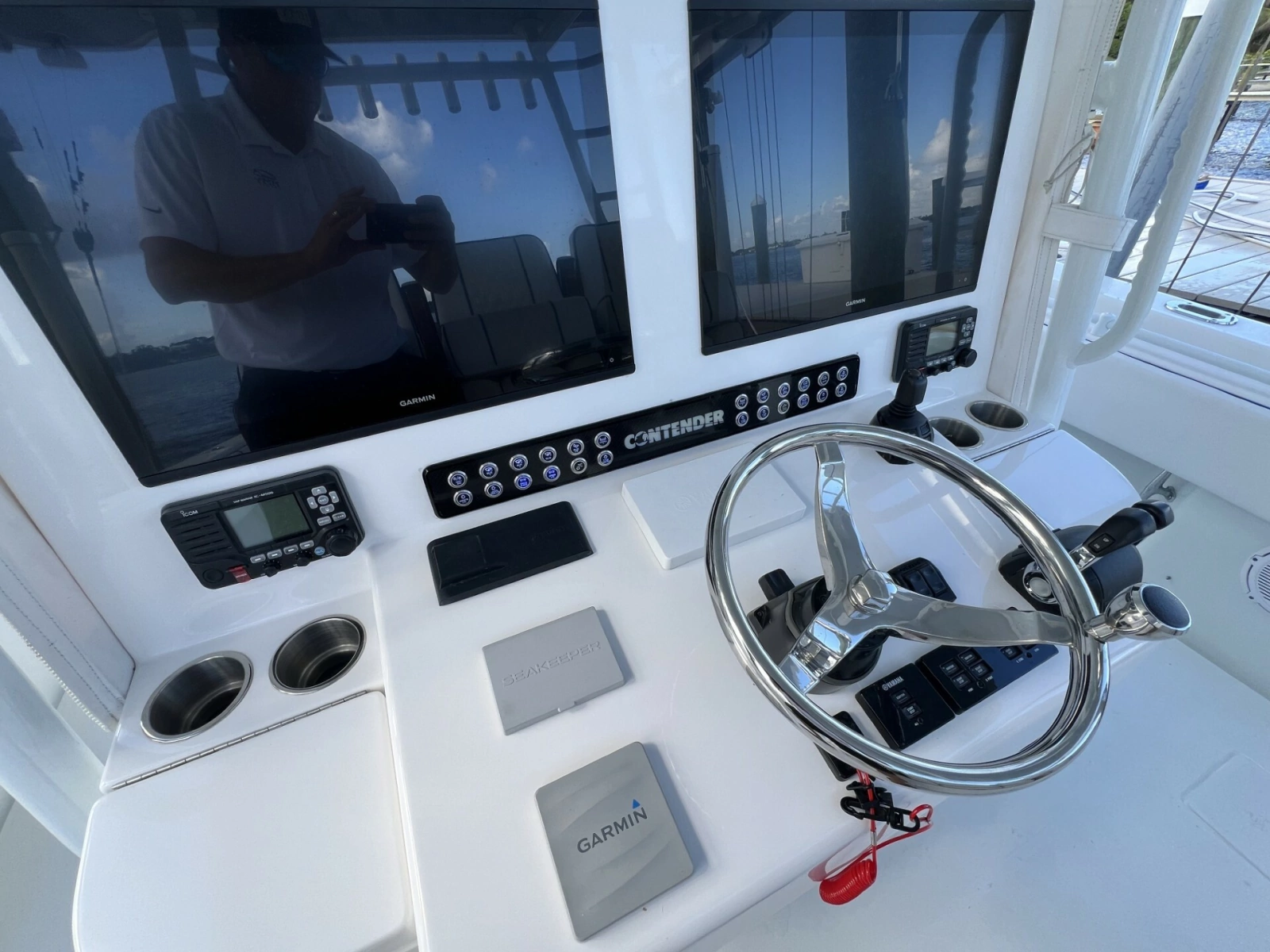 Contender 44 NAUTI GIRL - Helm