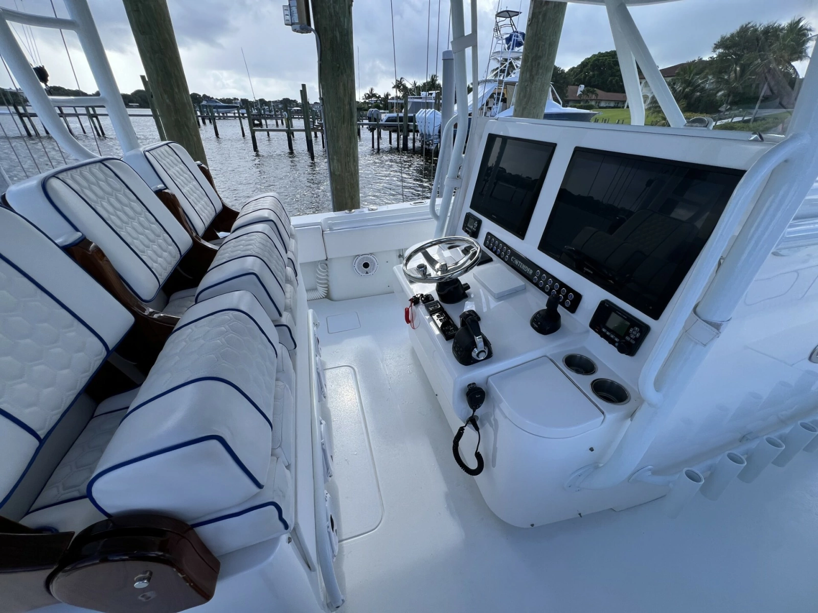 Contender 44 NAUTI GIRL - Helm
