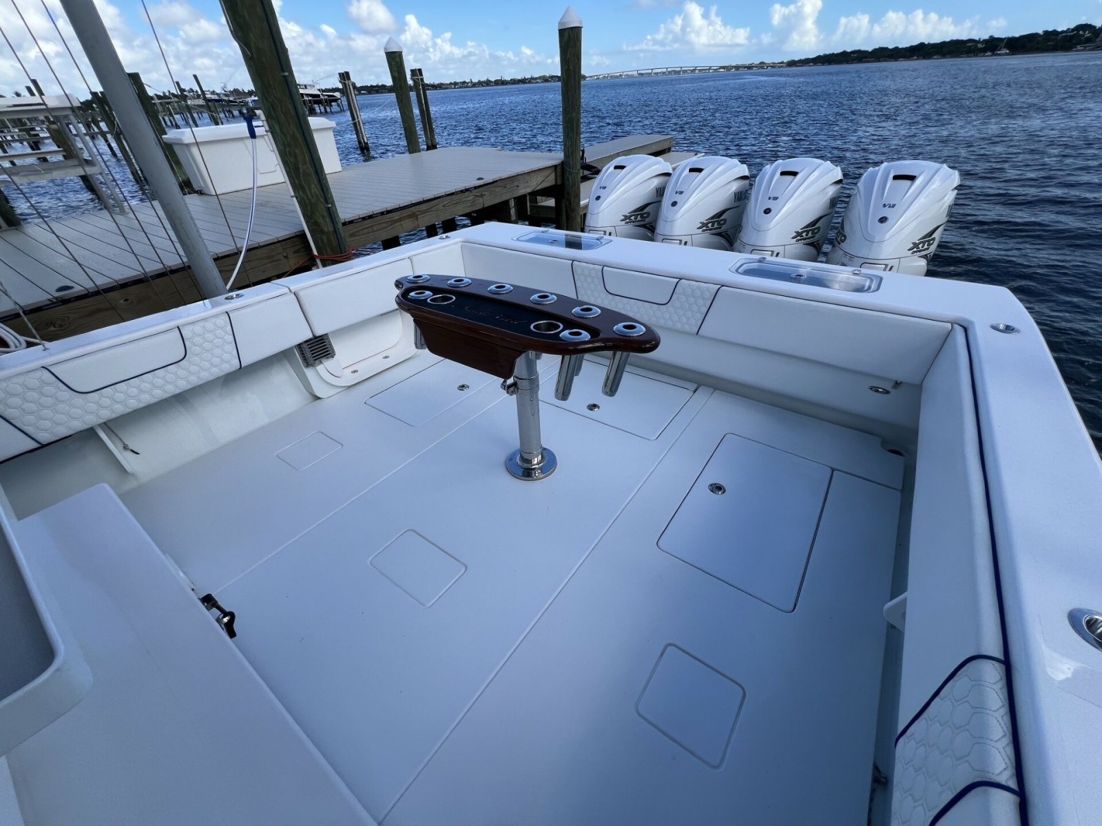 Contender 44 NAUTI GIRL - Cockpit