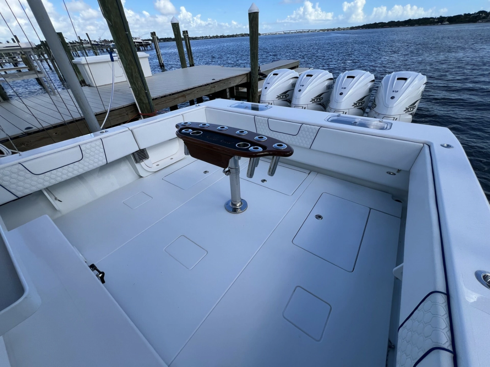 Contender 44 NAUTI GIRL - Cockpit