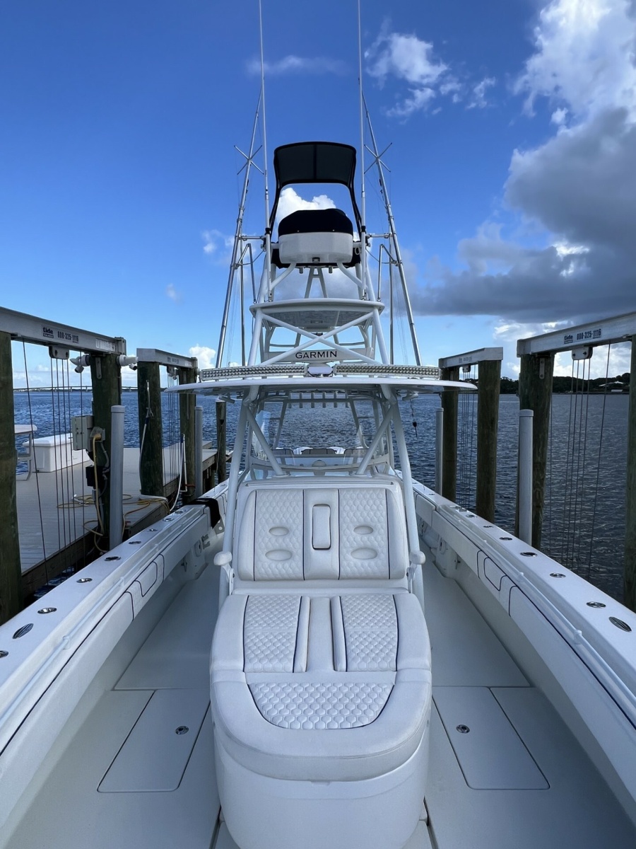 Contender 44 NAUTI GIRL - Bow