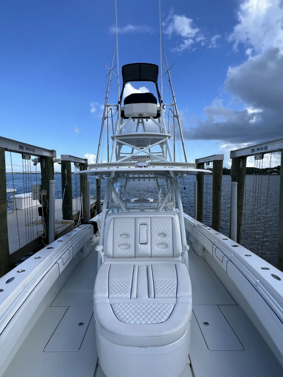 Contender 44 NAUTI GIRL - Bow