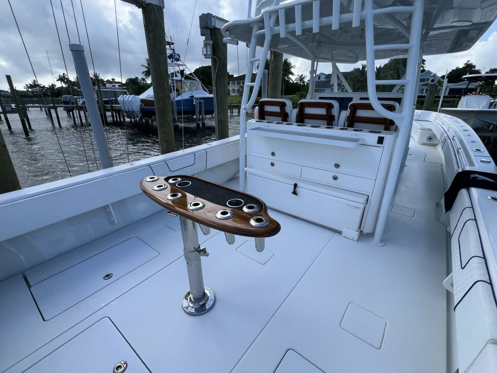 Contender 44 NAUTI GIRL - Cockpit