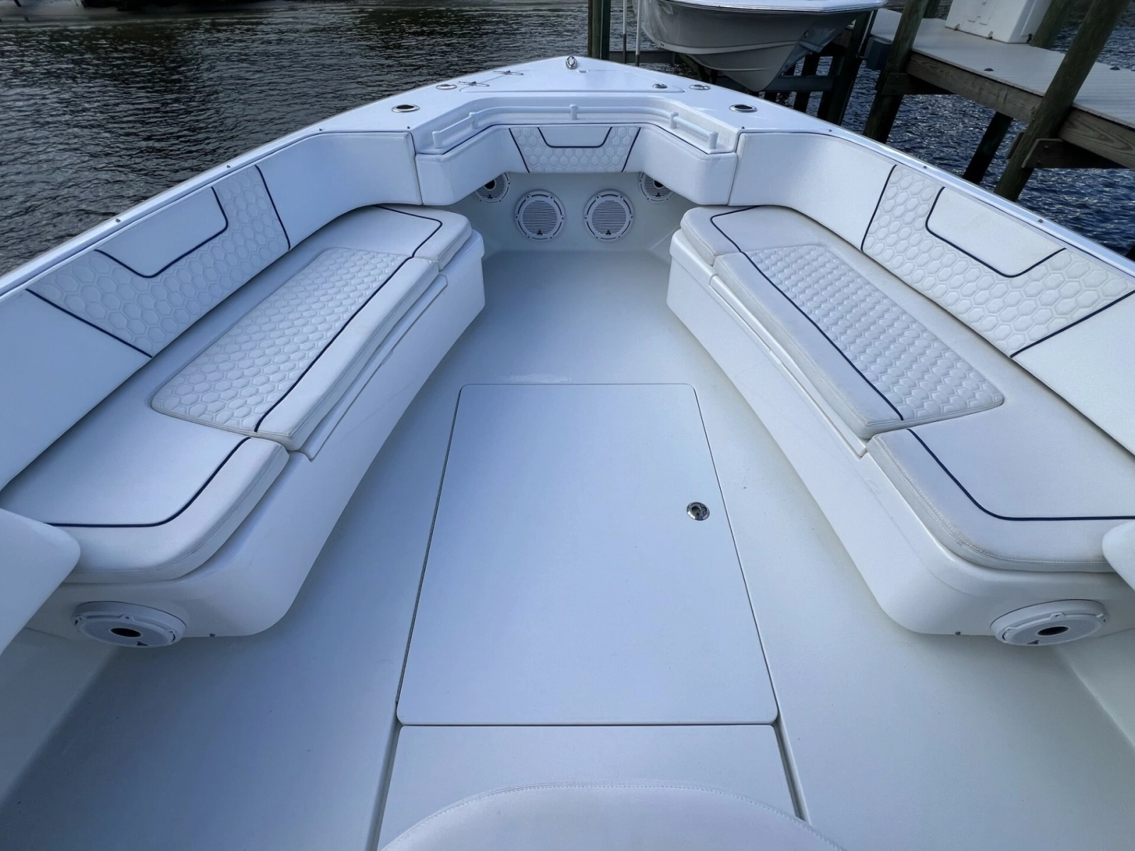 Contender 44 NAUTI GIRL - Bow Seating