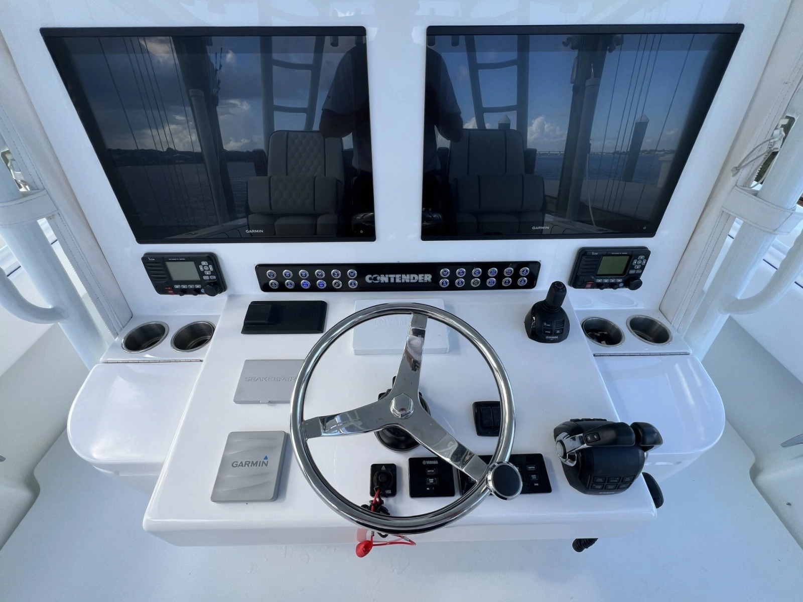 Contender 44 NAUTI GIRL - Helm