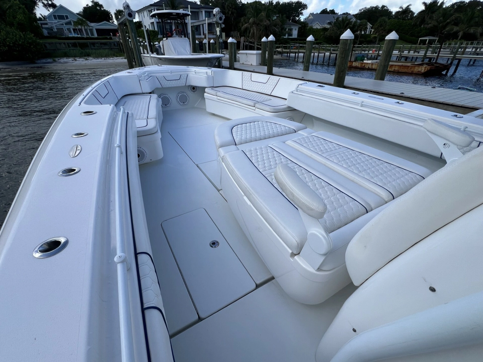 Contender 44 NAUTI GIRL - Bow