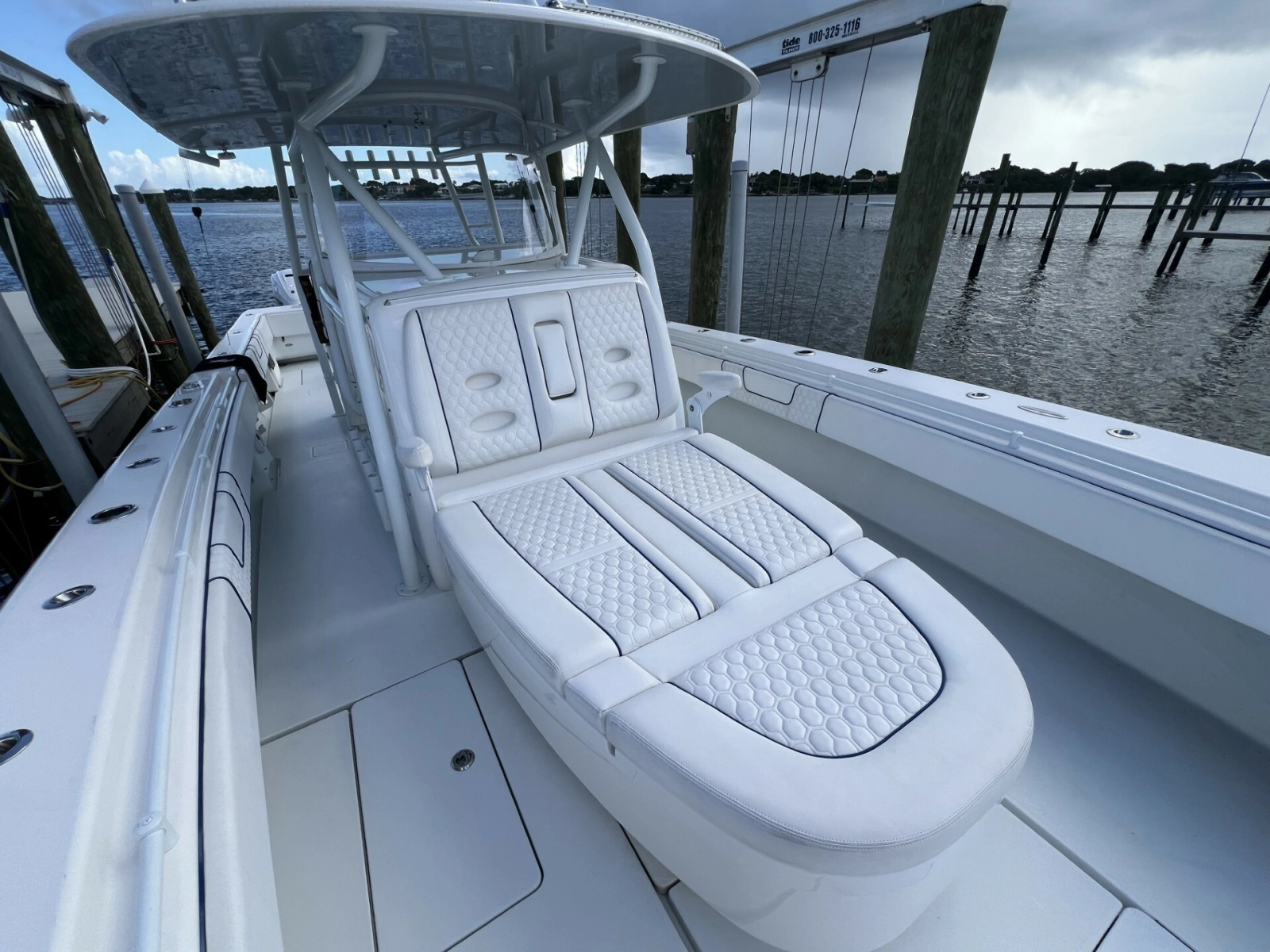 Contender 44 NAUTI GIRL - Forward Seating 