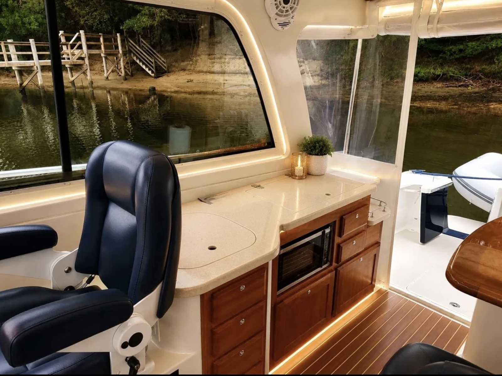 Salon, Port Aft