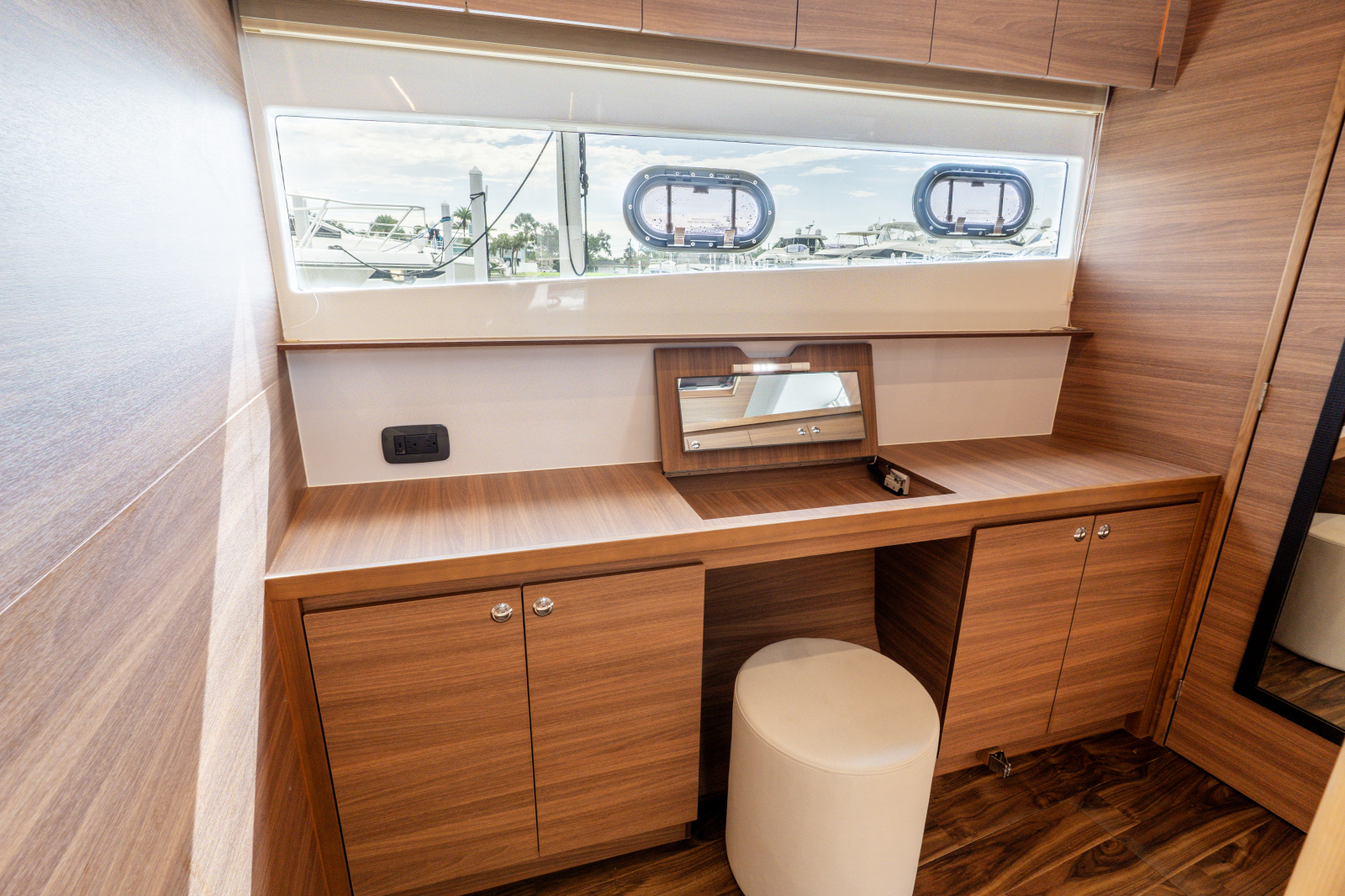 2023 Aquila 54 YACHT