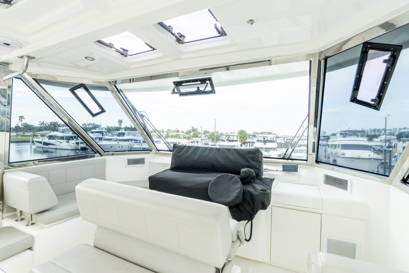 2023 Aquila 54 YACHT