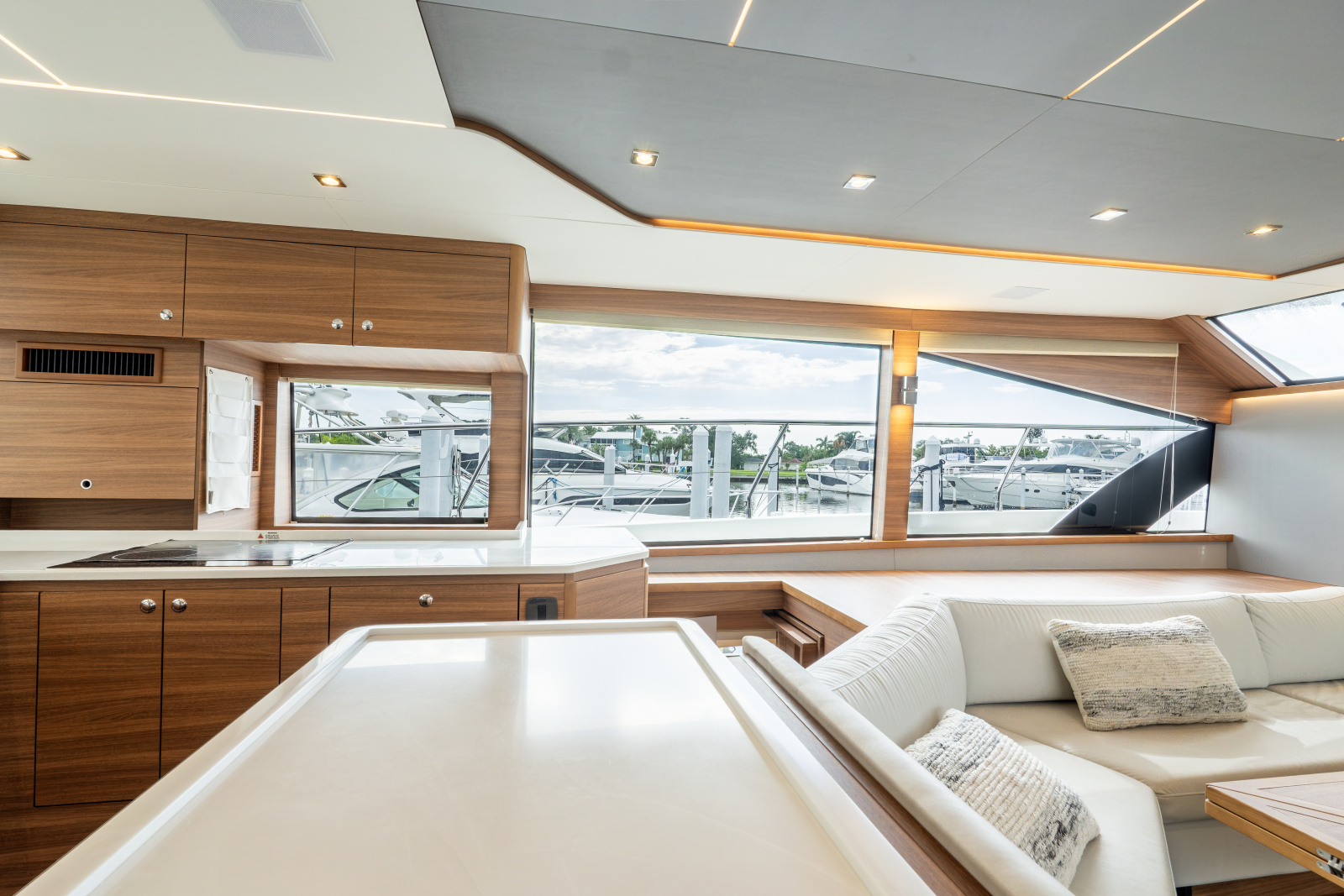 2023 Aquila 54 YACHT