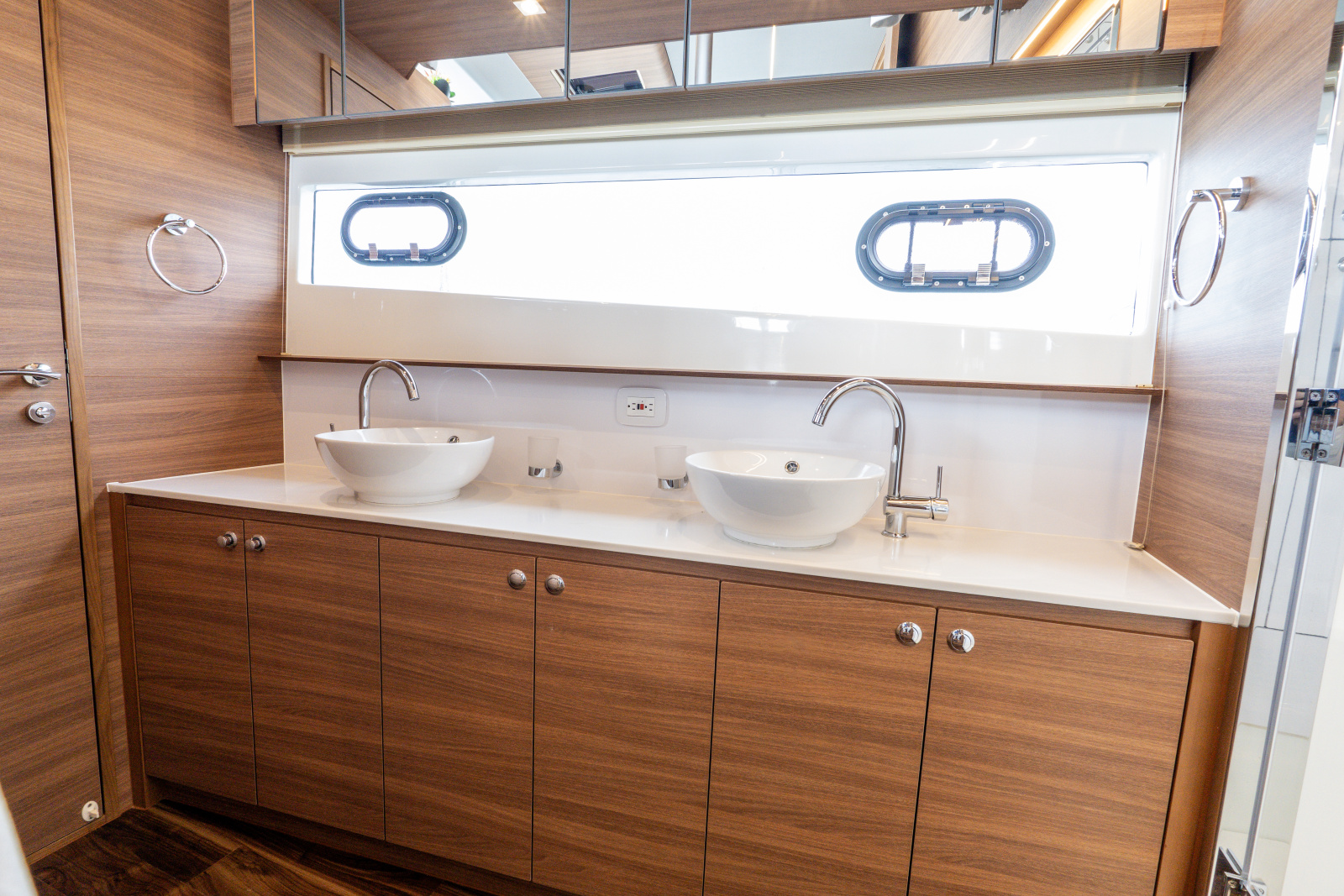 2023 Aquila 54 YACHT