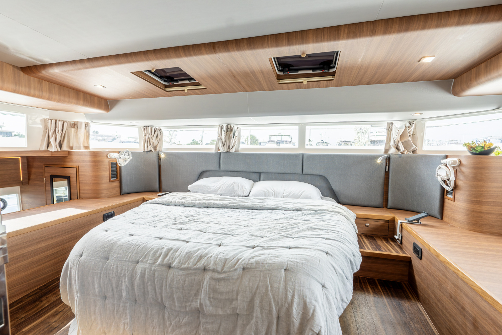 2023 Aquila 54 YACHT