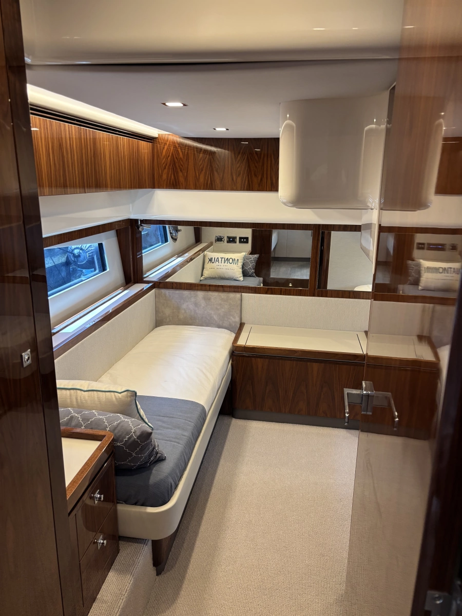 2020 Riviera 4800 Sport Yacht