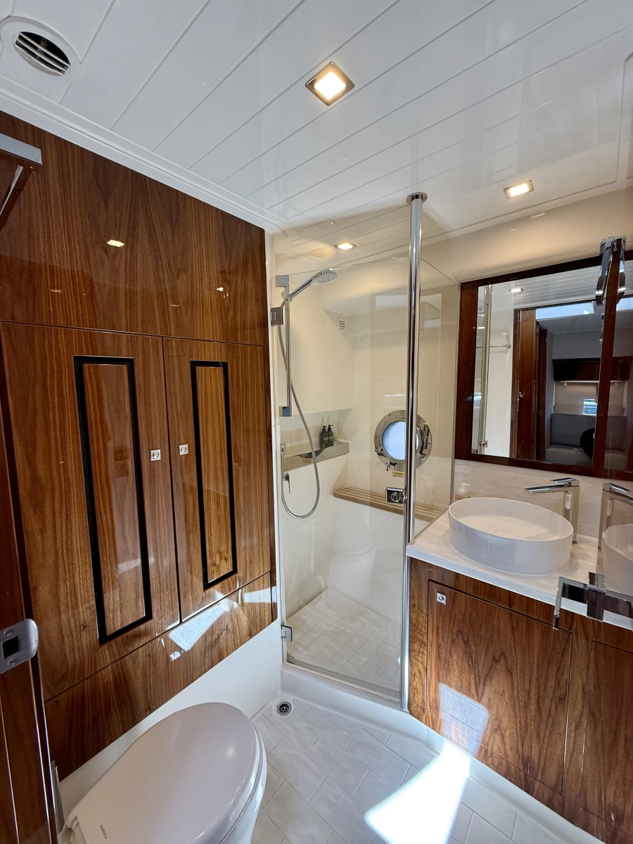 2020 Riviera 4800 Sport Yacht