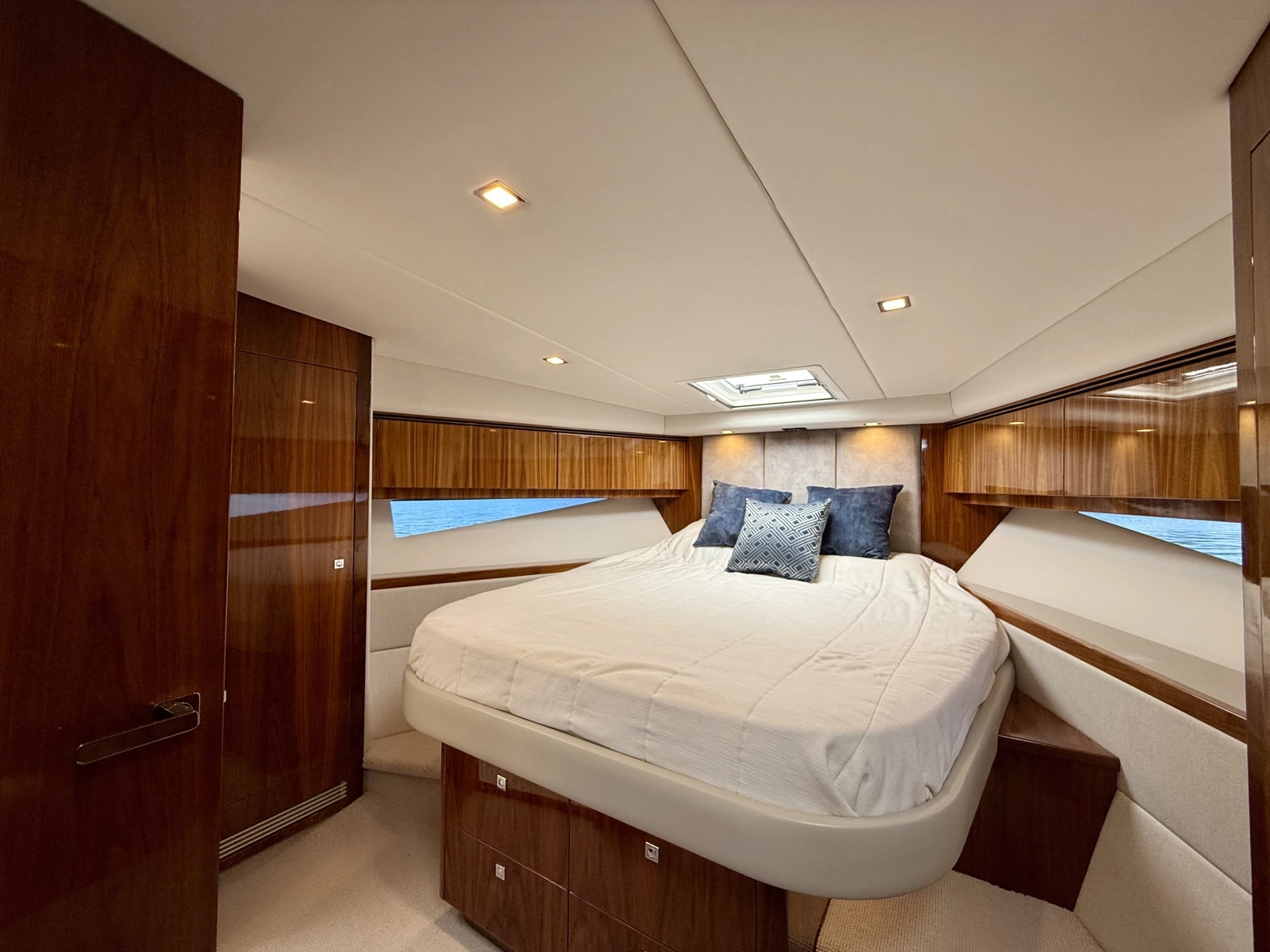 2020 Riviera 4800 Sport Yacht