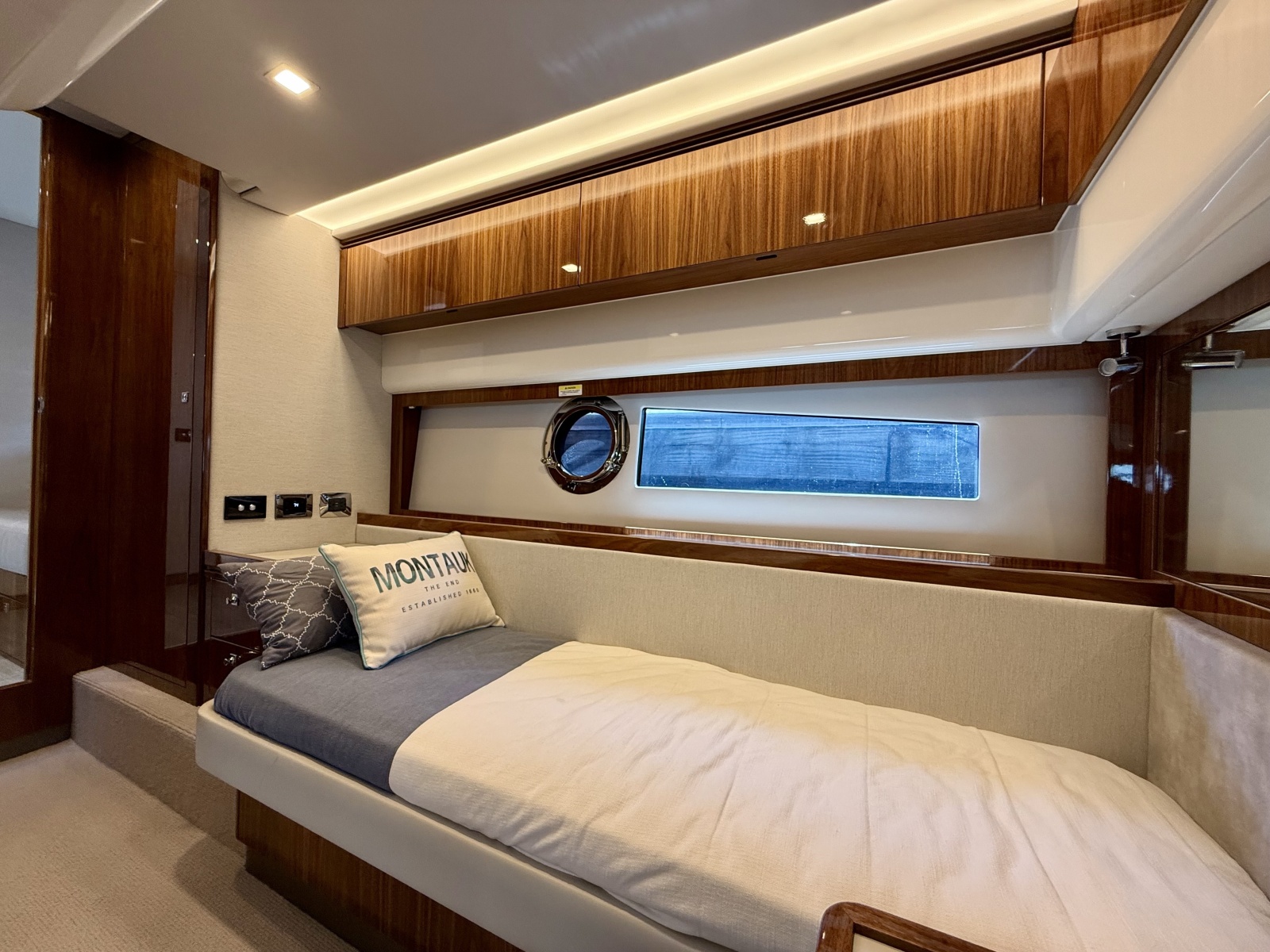2020 Riviera 4800 Sport Yacht
