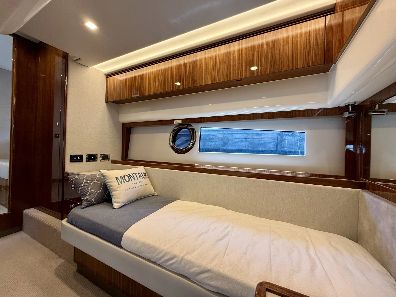 2020 Riviera 4800 Sport Yacht