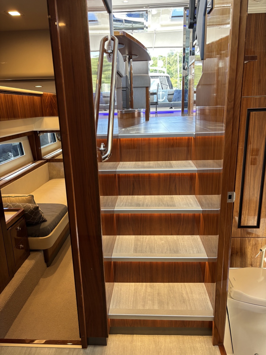 2020 Riviera 4800 Sport Yacht