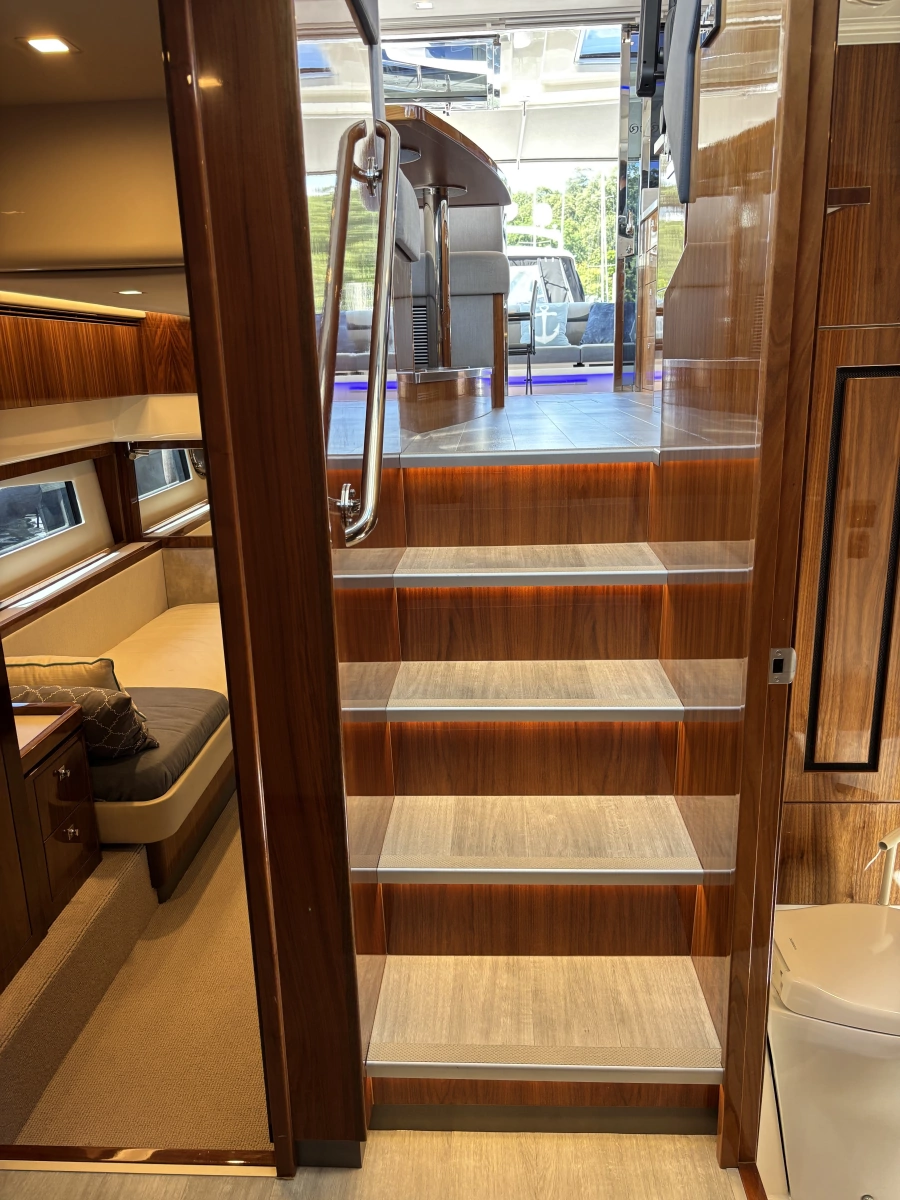 2020 Riviera 4800 Sport Yacht