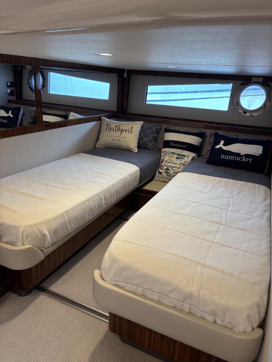 2020 Riviera 4800 Sport Yacht