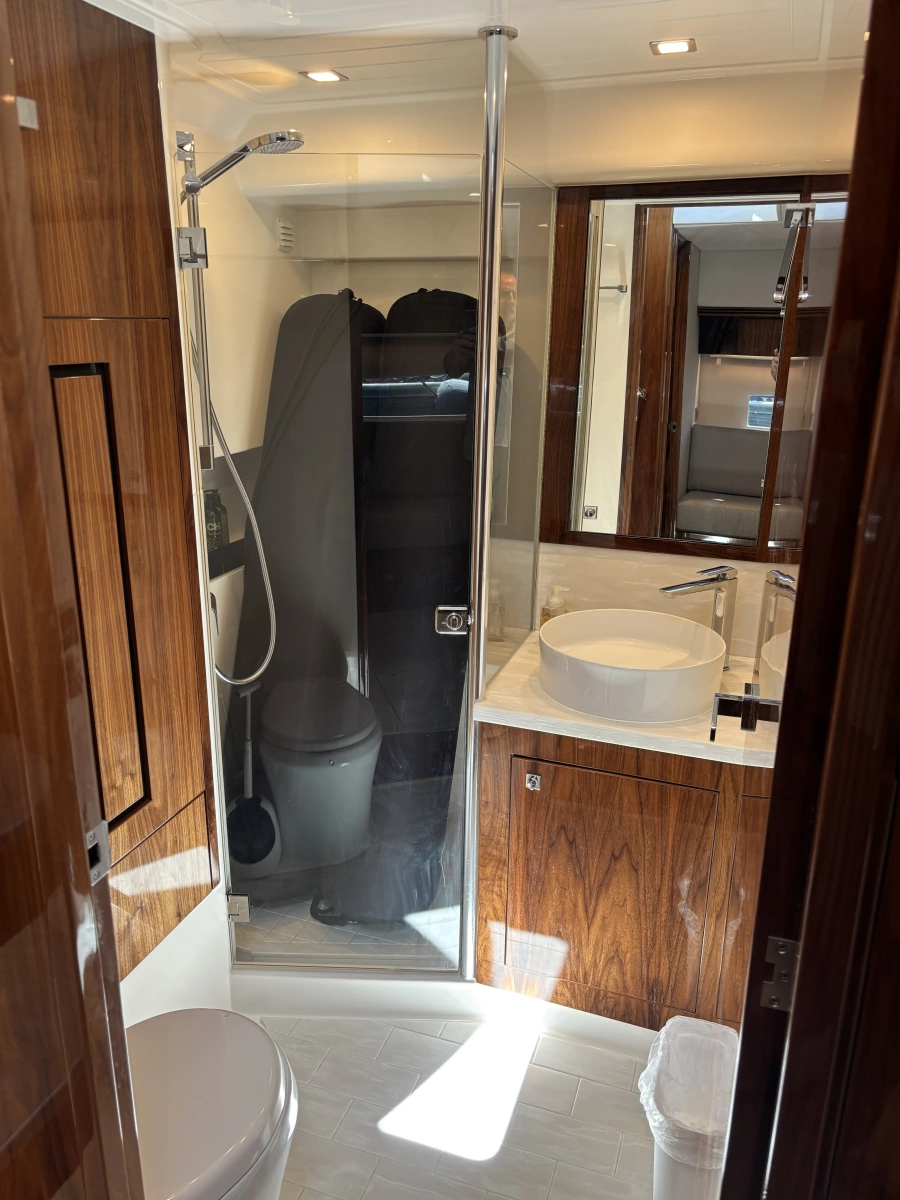 2020 Riviera 4800 Sport Yacht