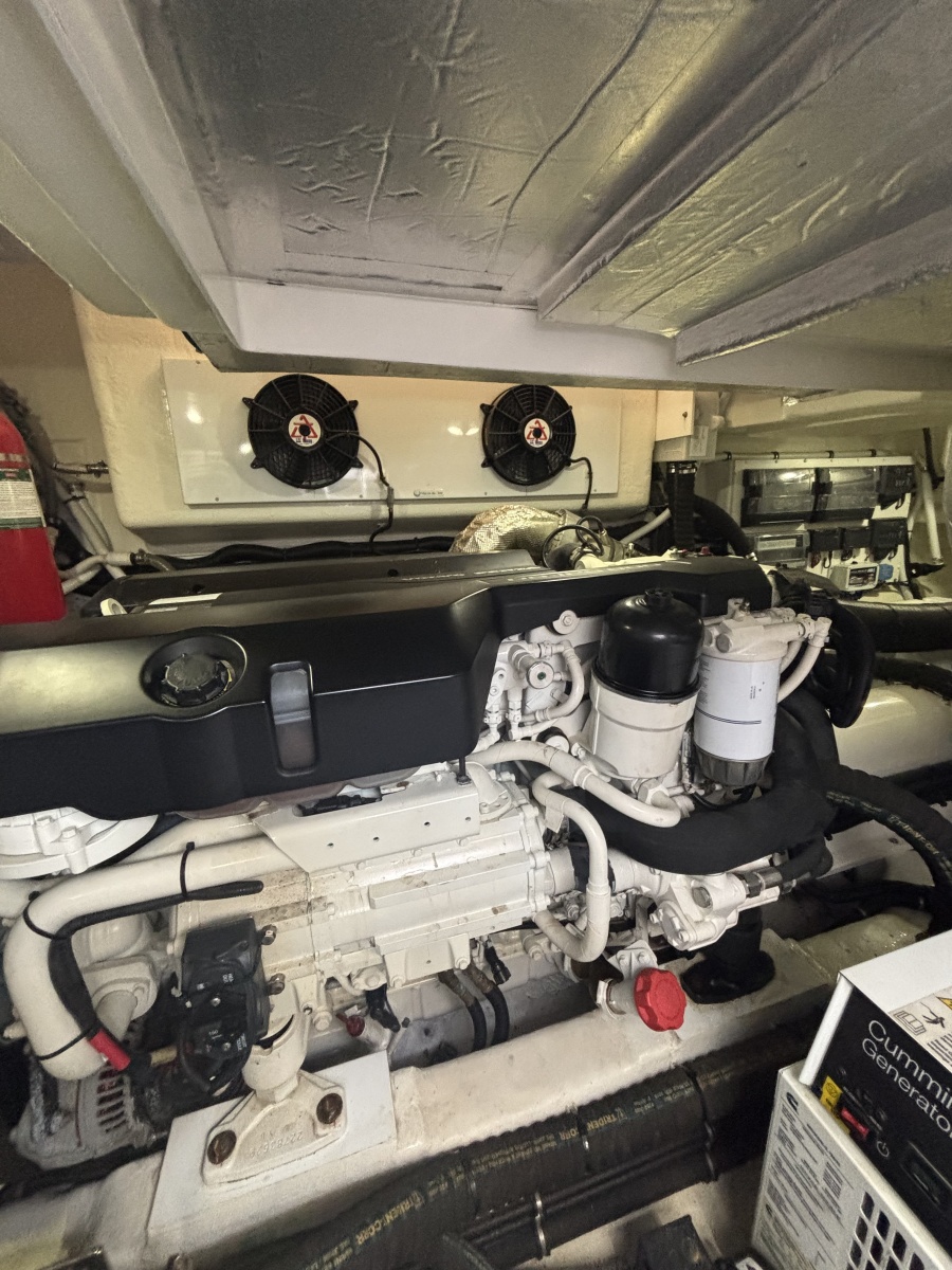 2020 Riviera 4800 Sport Yacht