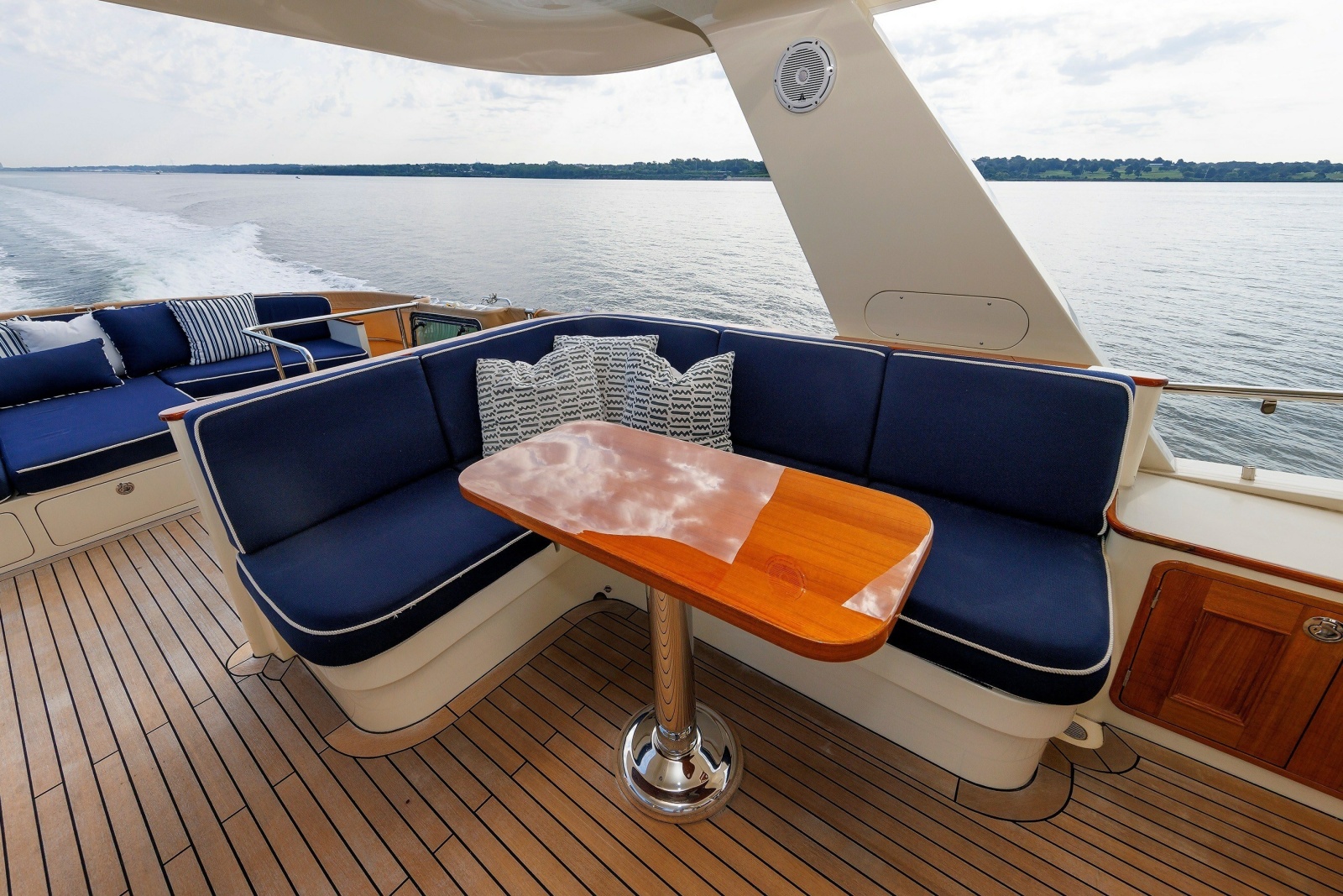 2016 Hunt Yachts 72 Flybridge