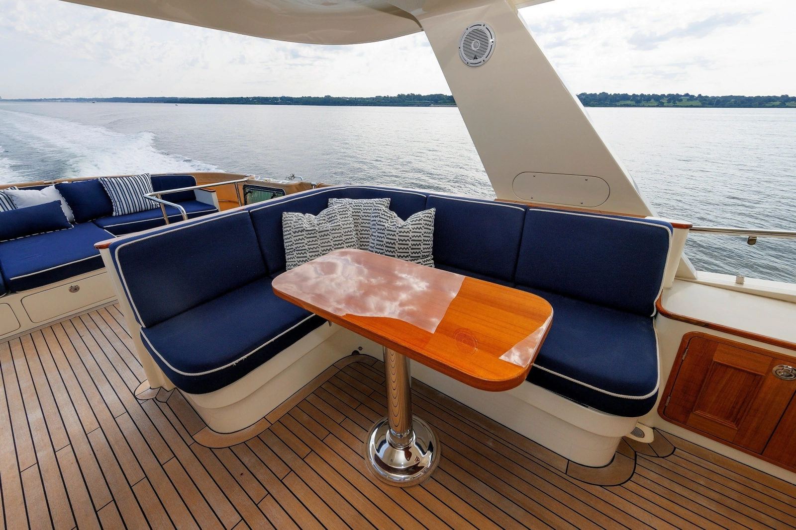 2016 Hunt Yachts 72 Flybridge