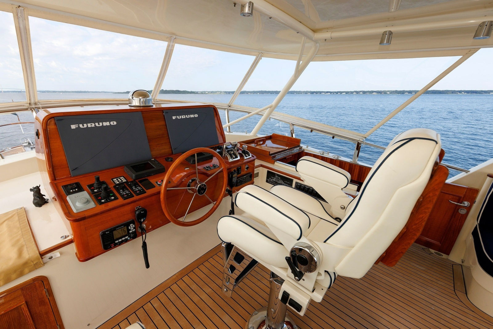 2016 Hunt Yachts 72 Flybridge