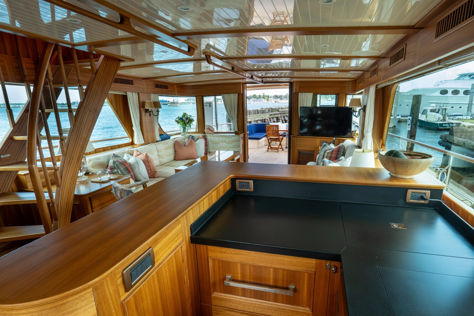 2016 Hunt Yachts 72 Flybridge