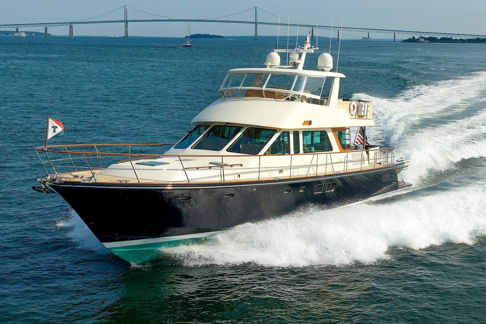 2016 Hunt Yachts 72 Flybridge