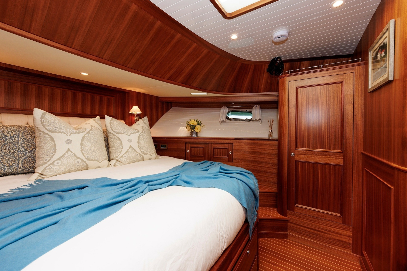 2016 Hunt Yachts 72 Flybridge