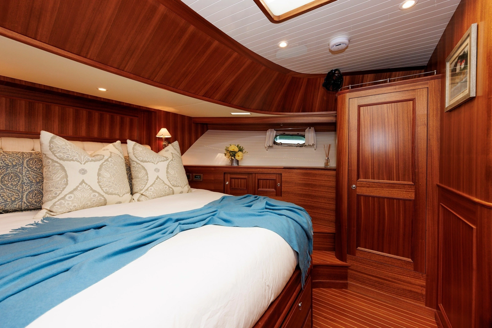 2016 Hunt Yachts 72 Flybridge