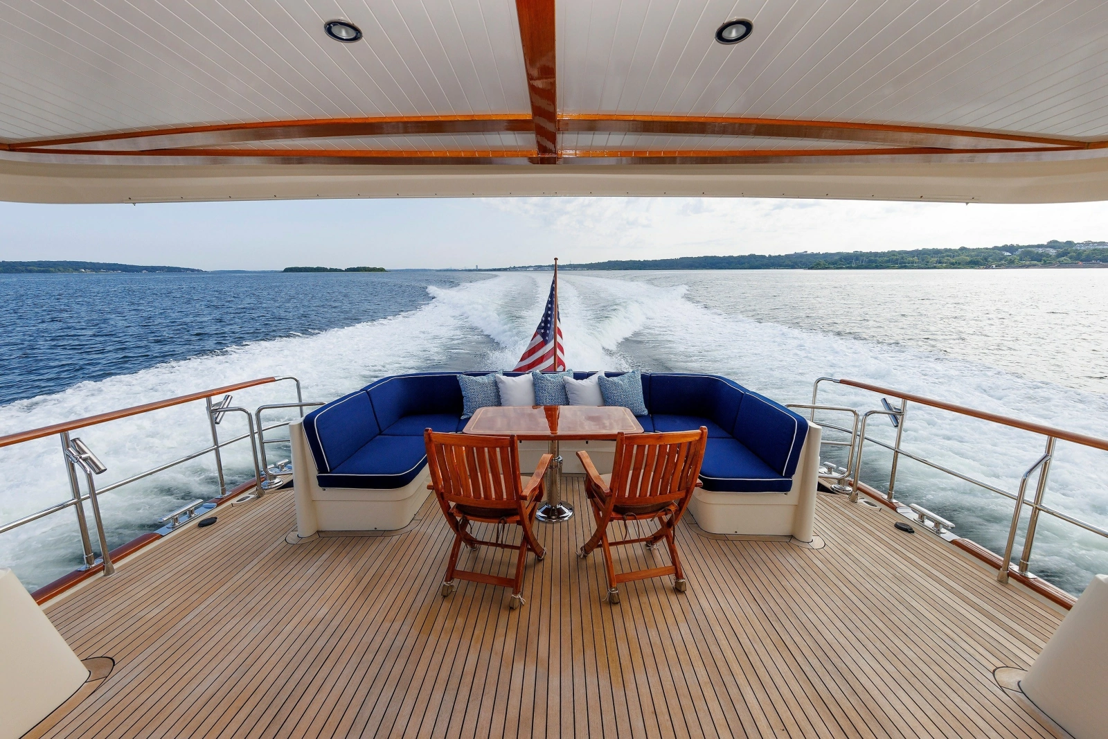 2016 Hunt Yachts 72 Flybridge