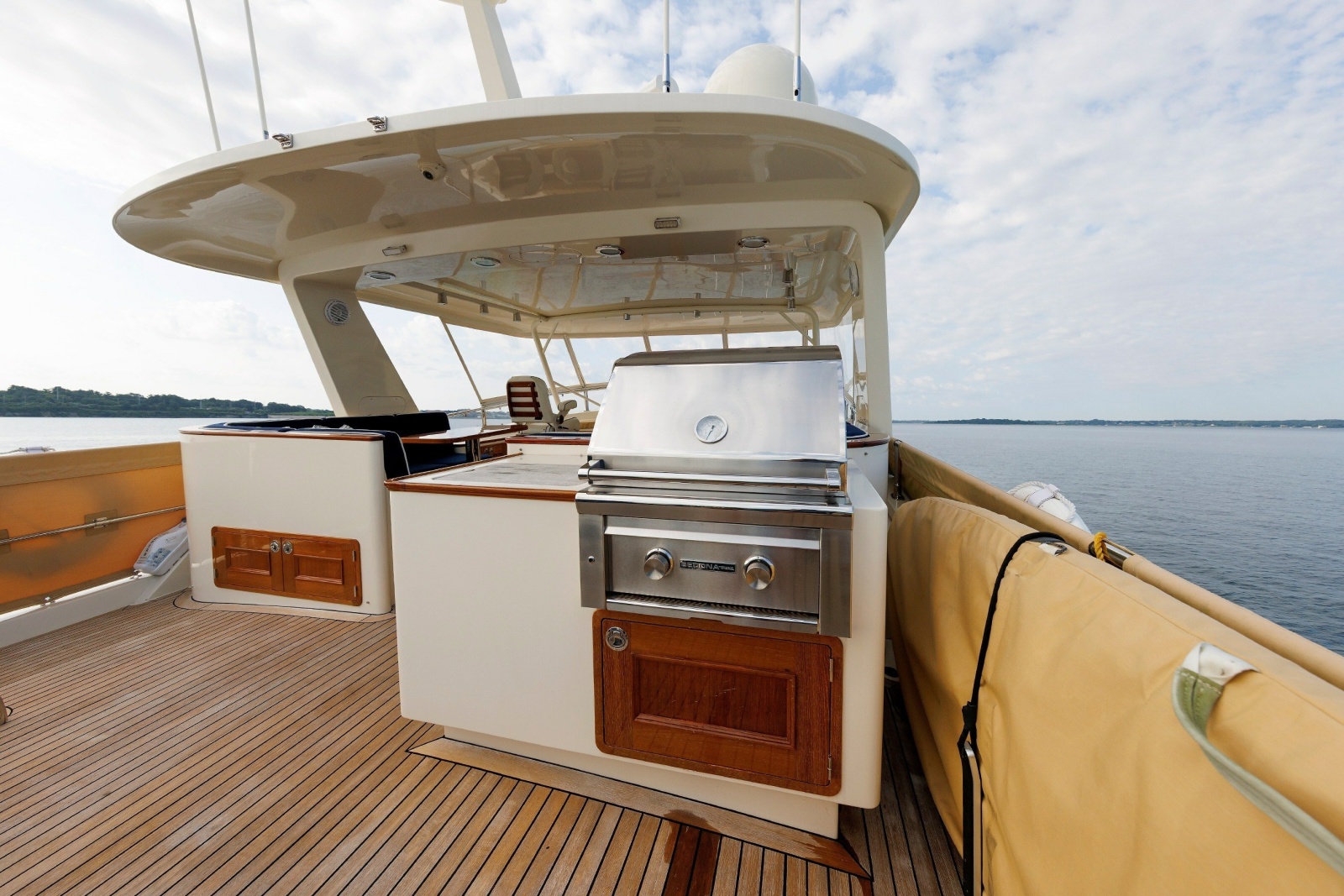 2016 Hunt Yachts 72 Flybridge