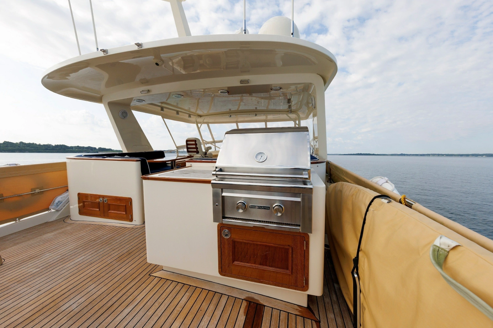 2016 Hunt Yachts 72 Flybridge