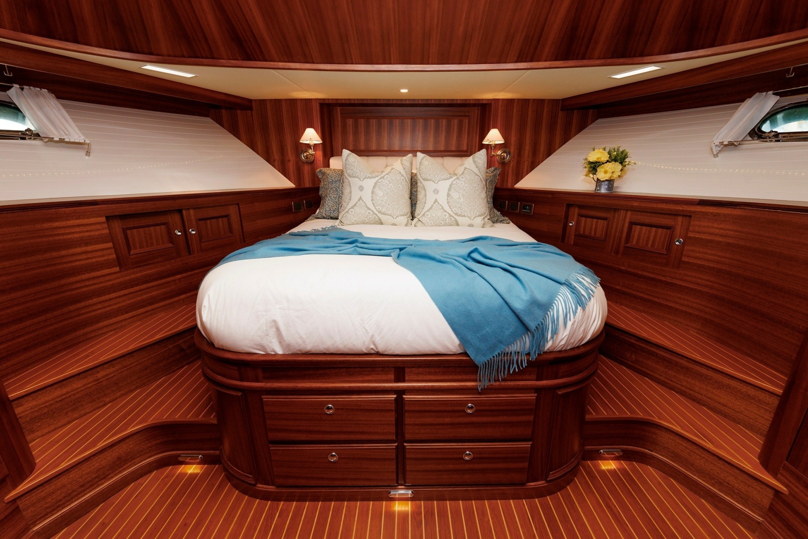 2016 Hunt Yachts 72 Flybridge
