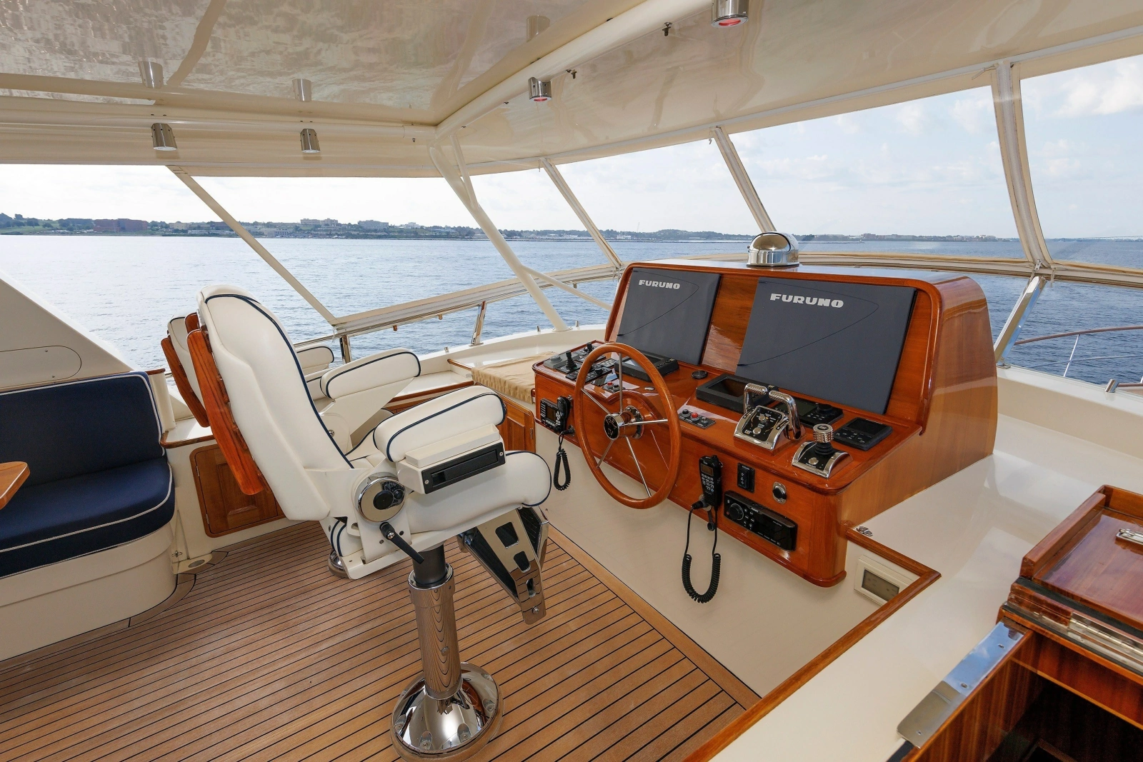 2016 Hunt Yachts 72 Flybridge