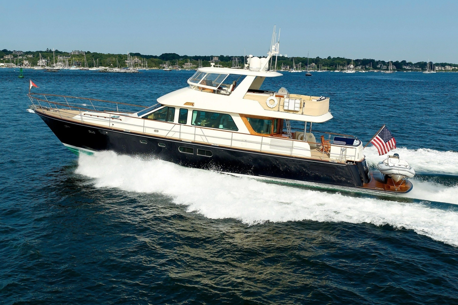 2016 Hunt Yachts 72 Flybridge