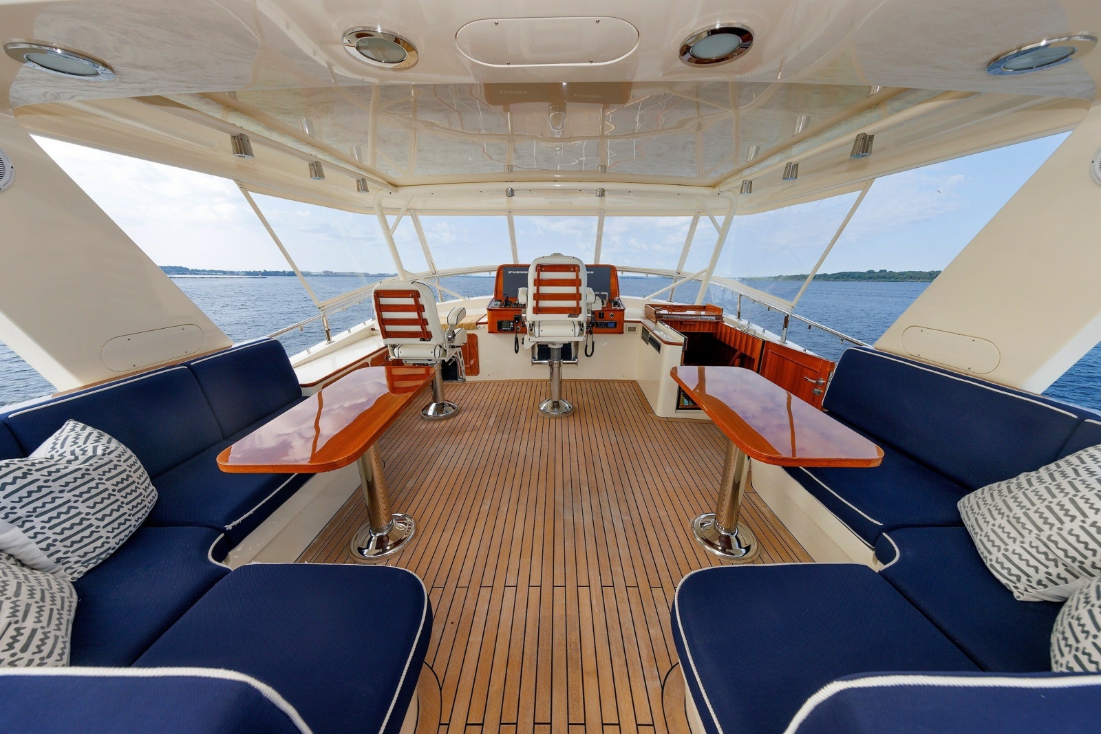 2016 Hunt Yachts 72 Flybridge