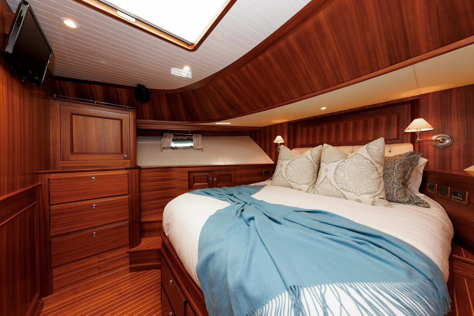 2016 Hunt Yachts 72 Flybridge