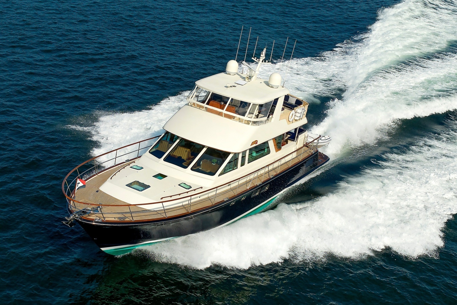 2016 Hunt Yachts 72 Flybridge