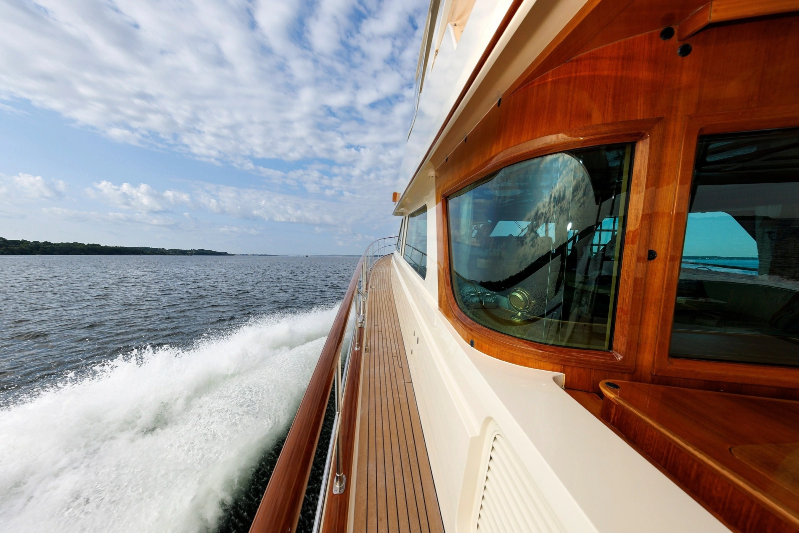 2016 Hunt Yachts 72 Flybridge
