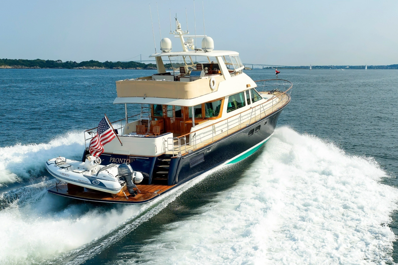 2016 Hunt Yachts 72 Flybridge
