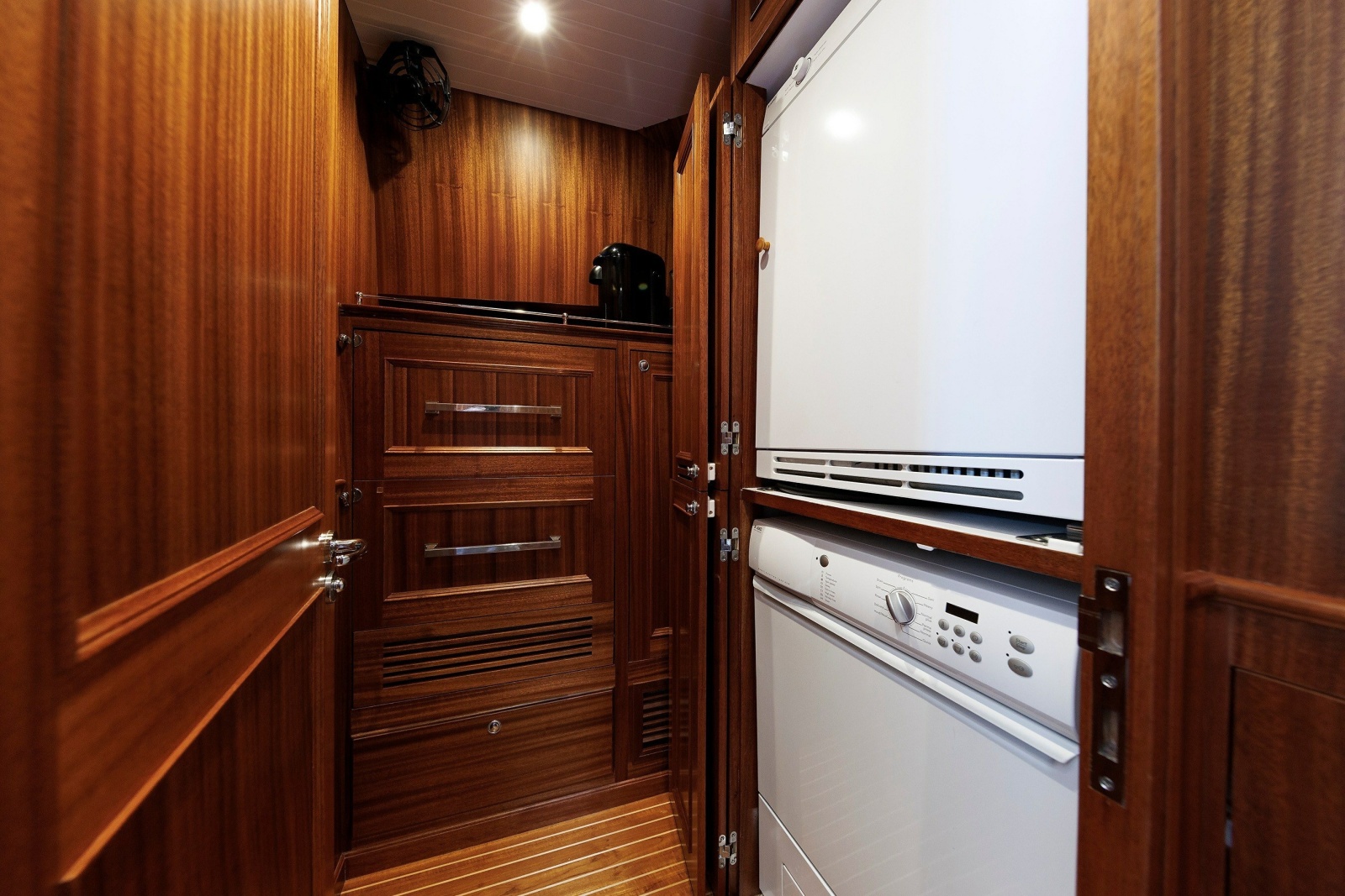 2016 Hunt Yachts 72 Flybridge