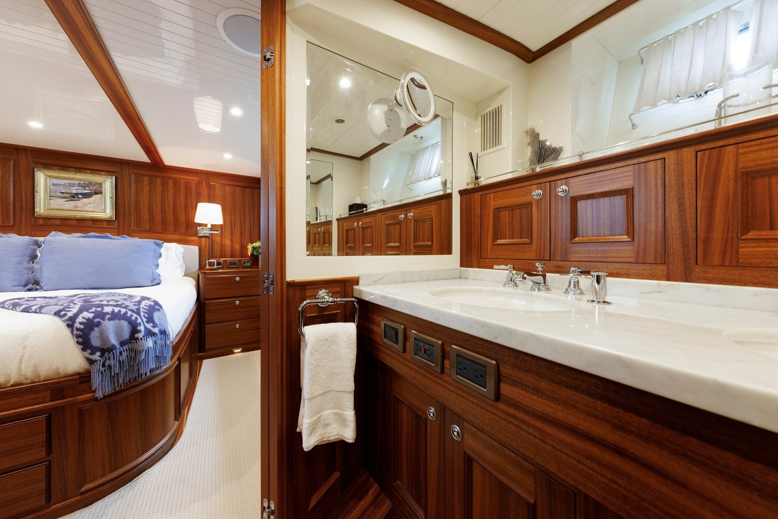 2016 Hunt Yachts 72 Flybridge