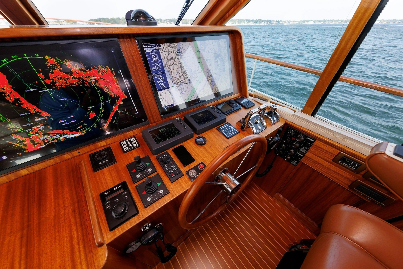 2016 Hunt Yachts 72 Flybridge