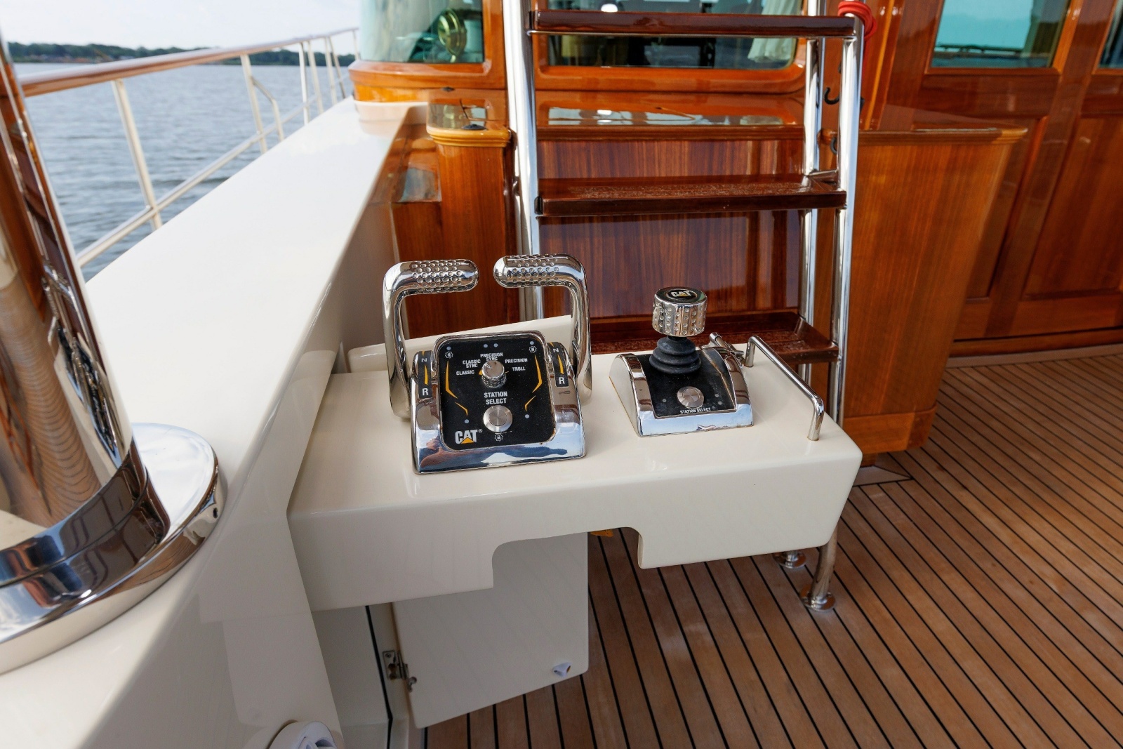 2016 Hunt Yachts 72 Flybridge